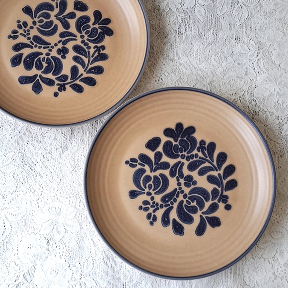 2 Vintage Pfaltzgraff Folk Art Dinner Plates 10" Castle Backstamp Farmhouse - Picture 4 of 14